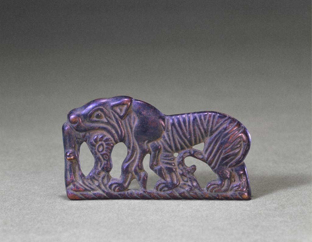 图片[1]-Tiger and sheep bronze decoration plate-China Archive